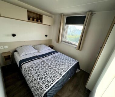 Chambre avec lit double et fenêtre dans le Mobile Home 168 pour 6 pers Camping Siblu Lac des Rêves Perols