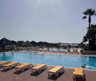 Piscine extérieure avec transats du Mobile Home 168 pour 6 pers Camping Siblu Lac des Rêves Perols