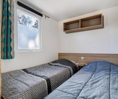 Chambre avec deux lits simples dans le Mobile Home 407 Bois Dormant