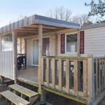 Terrasse en bois et accès avec escaliers du mobil-home Mobile Home 407 Bois Dormant