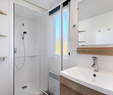 Salle d'eau avec douche et lavabo du Mobile Home 407 Bois Dormant