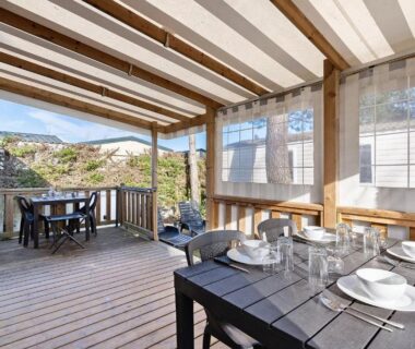 Terrasse couverte avec table et chaises dans le Mobile Home 407 Bois Dormant