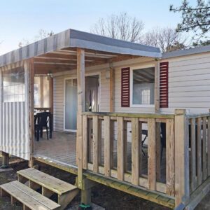 Terrasse en bois et accès avec escaliers du mobil-home Mobile Home 407 Bois Dormant