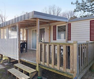 Terrasse en bois et accès avec escaliers du mobil-home Mobile Home 407 Bois Dormant