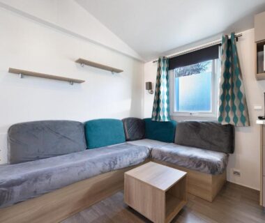 Intérieur avec canapé et kitchenette du Mobile Home 407 Bois Dormant