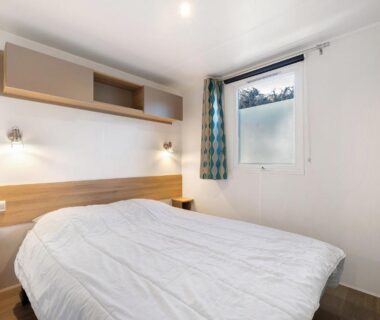 Intérieur chambre avec lit et fenêtre dans le Mobile Home 407 Bois Dormant