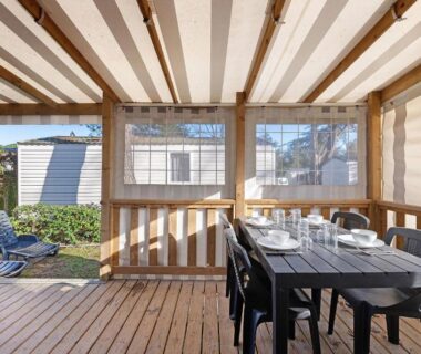 Terrasse couverte avec table et chaises du Mobile Home 407 Bois Dormant