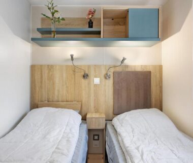 Chambre avec deux lits dans le Mobile Home 44 Bois Dormant