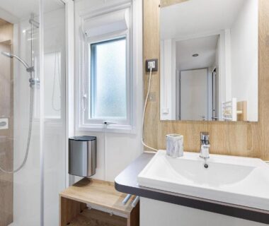Salle de bain avec douche et lavabo du Mobile Home 44 Bois Dormant