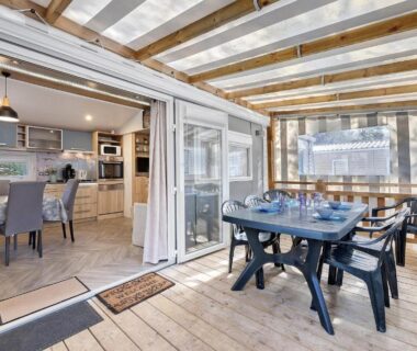 Terrasse couverte avec table et chaises du Mobile Home 44 Bois Dormant
