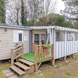 Terrasse couverte en bois devant le mobil home Mobile Home 44 Bois Dormant