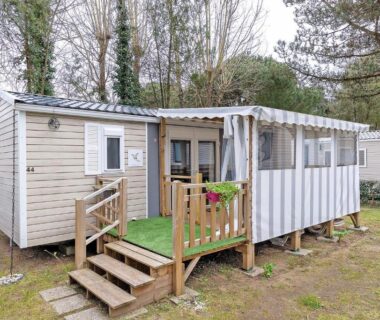 Terrasse couverte en bois devant le mobil home Mobile Home 44 Bois Dormant