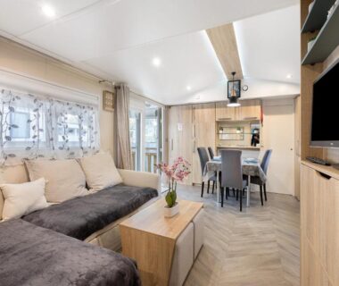 Salon et cuisine équipés dans le Mobile Home 44 Bois Dormant