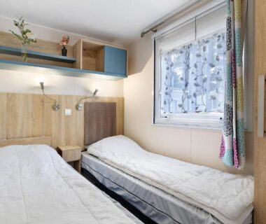 Chambre avec deux lits et rangement dans le Mobile Home 44 Bois Dormant