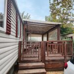 Terrasse en bois avec pergola et marches du Mobile-Home 6-8 personnes au camping Les sables du midi