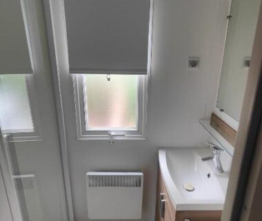 Salle de bain avec cabine de douche et lavabo du mobile-home 6-8 personnes Les sables du midi