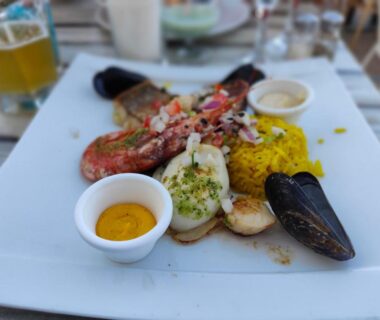 Table avec assiette de fruits de mer au Mobile-Home 6-8 personnes au camping Les sables du midi