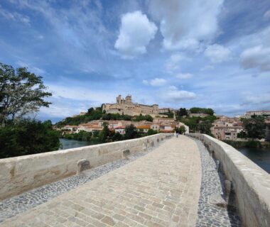 Pont en pierre et village perché dans l'Hérault au camping Les sables du midi