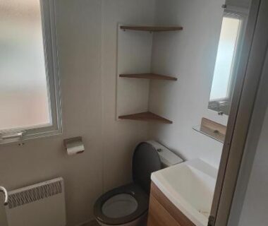Salle de bains avec toilettes lavabo miroir et fenêtre du Mobile-Home 6-8 personnes au camping Les sables du midi