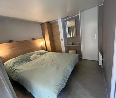 Chambre avec lit double et coin lavabo dans le Mobile Home 6 personnes