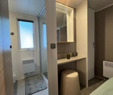 Intérieur avec coin coiffeuse et salle d'eau du Mobile Home 6 personnes