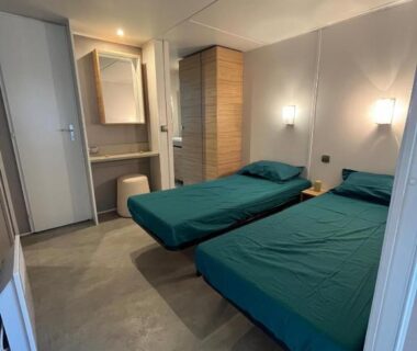 Chambre avec deux lits simples et coin lavabo dans le Mobile Home 6 personnes