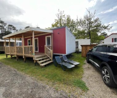 Terrasse en bois avec transats et voiture sur pelouse du Mobile Home 6 personnes