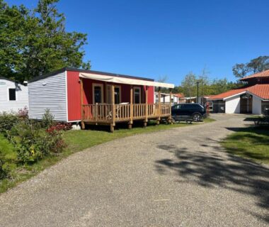 Allée du camping avec mobil-homes et terrasse du Mobile Home 6 personnes