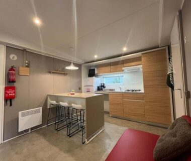 Intérieur cuisine et coin repas du Mobile Home 6 personnes