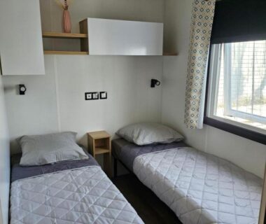 Chambre avec deux lits simples dans le Mobile Home 8 personnes