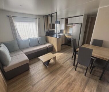 Salon et coin repas dans le Mobile Home 8 personnes