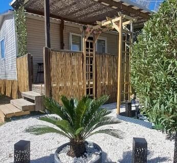 Terrasse en bois et petit jardin du Mobile Home 8 personnes