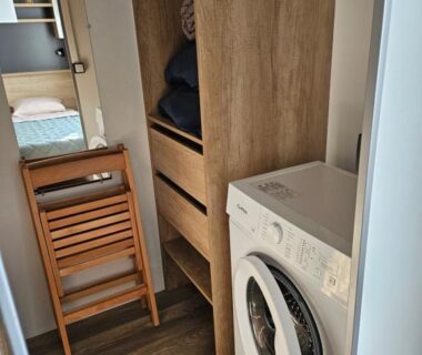 Buanderie avec lave-linge et rangements dans le Mobile Home 8 personnes