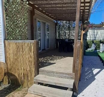 Terrasse couverte avec pergola et marches du Mobile Home 8 personnes