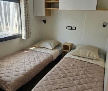 Chambre avec deux lits simples dans le Mobile Home 8 personnes
