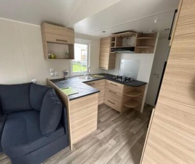 Intérieur avec cuisine équipée et coin salon du Mobile- Home AMIRA