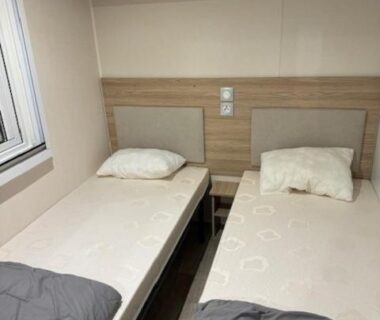 Chambre avec deux lits simples dans le Mobile-Home AMIRA