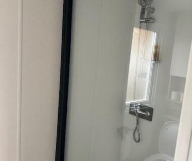 Salle d'eau avec cabine de douche et WC du Mobile Home AMIRA