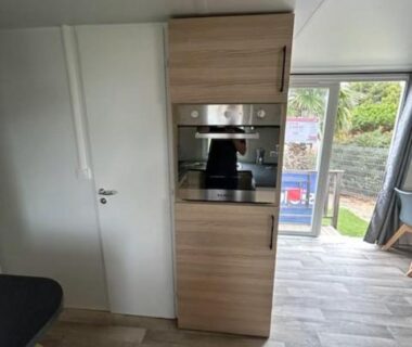Intérieur avec kitchenette et baie vitrée du mobile home AMIRA