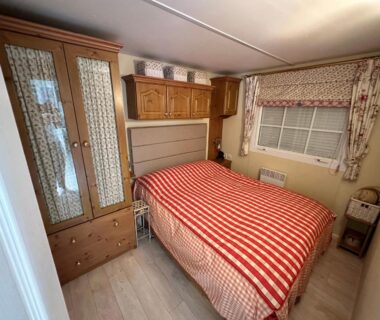 Chambre avec lit double et placard dans le mobil-home Camping Le Dattier