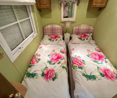 Intérieur chambre avec deux lits jumeaux dans le mobil-home du Camping Le Dattier