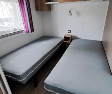 Chambre avec deux lits simples dans le Mobile Home Climatisé 3 chambres à Narbonne Plage