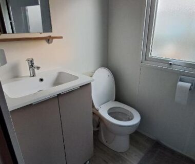 Salle de bain avec lavabo et WC dans le Mobile Home Climatisé 3 chambres à Narbonne Plage