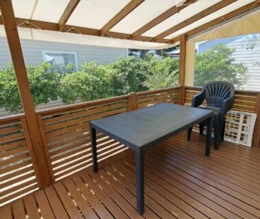 Terrasse couverte avec table et chaises du Mobile Home Climatisé 3 chambres à Narbonne Plage