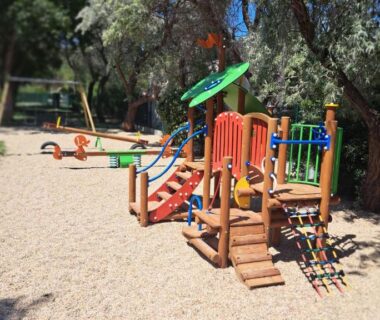 Aire de jeux en plein air avec structure en bois au Mobile Home Climatisé 3 chambres à Narbonne Plage
