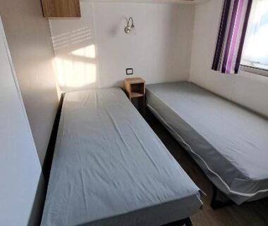 Chambre avec deux lits simples et rangements dans le Mobile Home Climatisé 3 chambres à Narbonne Plage