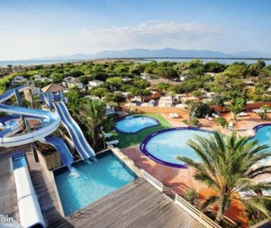 Piscines et toboggans aquatiques dans le camping Mobile Home La Roulotte Catalane