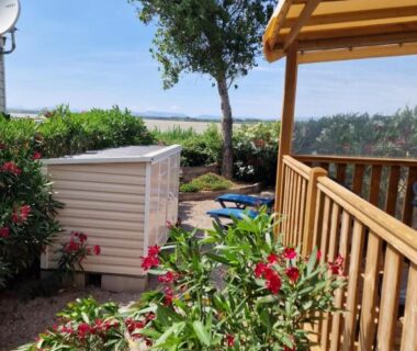 Terrasse en bois avec jardinet et transats du Mobile Home La Roulotte Catalane