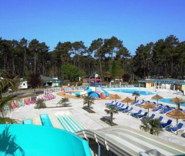 Piscine extérieure avec toboggans et transats au mobile home Les Dunes de Contis