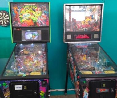 Salle de jeux intérieure avec deux flippers dans le Mobile Home Les Dunes de Contis